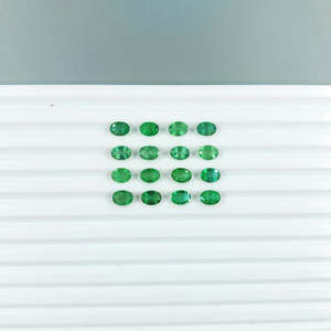 Émeraudes Naturelles Zambiennes Calibrées Ovales 5x7mm Qualité AAA Pierres Précieuses Libres Certifiées IGI Formes Variées Incluant Coussin, Poire, Fantaisie - Product Image 1