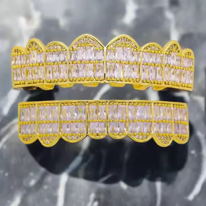 กริลล์ซ RUHA รูปทรงมรกต ได้รับการรับรองจาก IGI ชุบเงิน 925 ประดับเพชรแบบ Iced Out พร้อมลวดลายสลักลึก ผิวมันเงา - Product Image 3