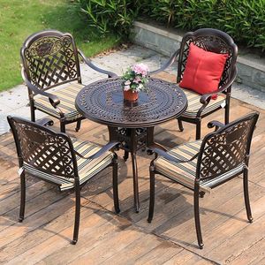 Ensemble table et chaise d'extérieur quatre places en fonte d'aspect rustique avec des sculptures florales parfaites pour la décoration vintage - Product Image 3