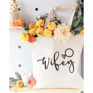 กระเป๋าผ้าแคนวาสสีพื้นสำหรับงานแต่งงาน Wifey แบบเปิดปิด - Product Image 2