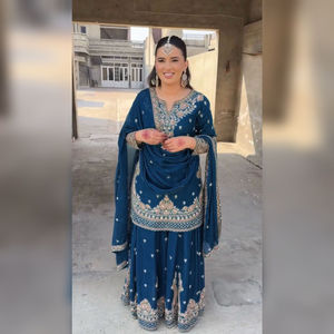 Ensemble de costume en soie Chinon fabriqué à la main de qualité supérieure | Top brodé de luxe, Plazo & Lace Dupatta | Readymade jusqu'à la taille XXL - Product Image 1