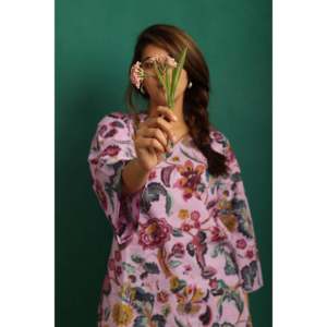 Conjunto de Pijama de Lujo Lavender Haze con Logotipo Personalizado, Transpirable, Térmico, 100% Algodón, Cuello en V, Mangas con Vuelo, Cintura Elástica, Estampado Sólido - Product Image 3