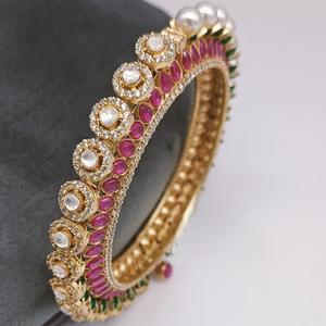 Elegante conjunto de brazaletes abiertos de moissanita Kundan chapados en oro, diseño para mujeres y niñas para colección de bodas y recepciones - Product Image 1