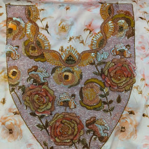 ชุดเดรสงานแต่งงานหรูหรา ปักมือด้วยลูกปัดและขนสัตว์ คอสูง แขนยาว ความยาวระดับข้อเท้า ลายเรียบ - Product Image 1