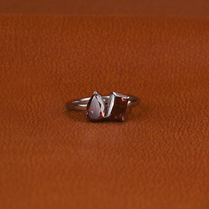 Anillo de diamantes de corte radiante de pera de dos piedras de lujo, Diamante cultivado en laboratorio personalizado, regalo de joyería fina de oro sólido de 14K para mujer, nuevo aspecto - Product Image 1