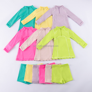 Conjunto de yoga al por mayor para niñas: Vestido de nailon y elastano de manga larga con media cremallera, pantalones cortos incorporados y borde festoneado. - Product Image 2