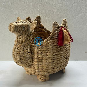 Ecofriendly Water hyacinth <b>Gift</b> Basket for Ramadan Decorations Ramadan Handwoven Camel-Shaped Storage Basket with Tassel Decor - Product Image 3