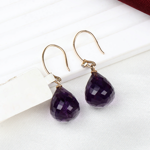 ต่างหูห้อยระย้าทรงคลาสสิกประดับพลอยอเมทิสต์ทรงเหลี่ยมธรรมชาติจาก Memoria Jewels ตัวเรือนทองคำแท้ 18k สีเหลือง ทำด้วยมือ ได้รับการรับรองจาก IGI สำหรับผู้หญิง - Product Image 1