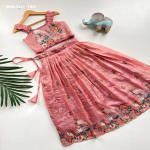 Lehenga Choli pour enfants en or attrayant avec broderie, fournisseur de Surat, achats en ligne en Inde, vente en gros, approvisionnement en usine - Product Image 1