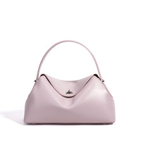 Sac à main noir pour femme, forme trapèze, rose clair, poignée supérieure, fermeture à bouton tournant, rabat avant, fermoir métallique, base plate, lisse, taille moyenne à grande