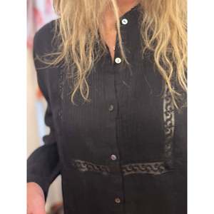 ชุดเดรสผ้าลินินสีดำสำหรับผู้หญิง HEERA แต่งลูกไม้ ปักโลโก้ได้ คุณภาพสูง ระบายอากาศได้ดี ลายเรขาคณิต แขนยาว คอปก - Product Image 2