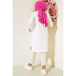 Camisetas cómodas con túnica de talla grande detallada con emblema de hendidura crudo para mujer - Product Image 3