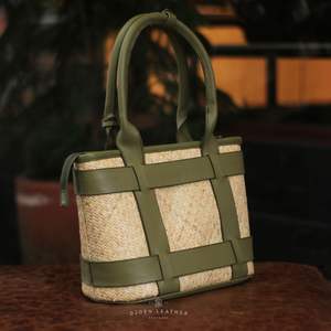 Bolso de mano Pandanus tejido a mano de primera calidad Diseño estructurado con asas de cuero de grano completo verde salvia Hecho a mano por artesanos indonesios - Product Image 2