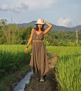 Combinaison sans manches tie dye pour femmes avec barboteuse de vacances à col en V longueur au sol vêtements à la mode tissé motif solide Style doux - Product Image 3