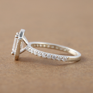 Luxueuse bague de fiançailles personnalisable à la mode en or massif 14 carats taille émeraude diamant cultivé en laboratoire Halo pavé réglage certifié IGI - Product Image 5