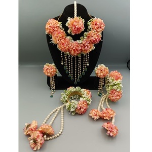 Hermoso conjunto de joyas de flores artificiales para Haldi Mehndi y conjunto de collar de flores nupciales con pendientes y cadena de mano para mujer - Product Image 1