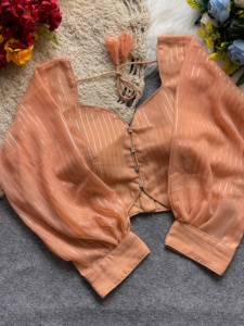 La blusa moderna con patrón de cuello en V se puede usar en sari y laheng Blusa con patrón abierto en la espalda con tasells de uno a tono - Product Image 6