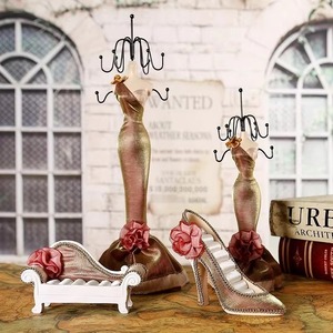 Présentoir à bijoux de style robe rouge avec un design élégant, parfait pour exposer des colliers, des bracelets et des boucles d'oreilles dans la décoration de la maison ou du magasin - Product Image 4