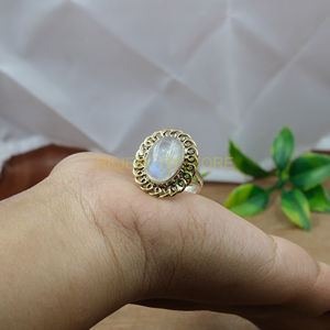 แหวนมูนสโตนสีฟ้าธรรมชาติ แหวนเงินแท้ 925 ประดับด้วยทองเหลือง แหวนมูนสโตน ของขวัญเครื่องประดับสำหรับผู้หญิงและผู้ชาย - Product Image 3