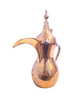 Cafetière à corps rond en laiton avec couvercle haut et poignée incurvée idéale pour les expositions d'art, les cafés du Moyen-Orient et la décoration intérieure