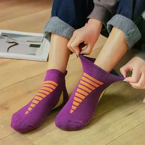 Suministro directo de calcetines deportivos para hombre, de secado rápido, transpirables con diseño de impresión multicolor, logotipo personalizado, grosor fino, estilo Regular - Product Image 4