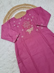 Nuevo Kurti con un Hermoso Diseño de Cuello, Estampado Floral Elegante, Inspirado en las Artesanías Regionales, Sari de 3 Piezas + Blusa para Fiestas - Product Image 5