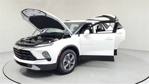 Chevrolet Blazer 2LT AWD 2025 certifiée, en excellent état, sièges en cuir foncé, moteur turbo, régulateur de vitesse adaptatif, jantes alliage R19, barres de toit - Product Image 4