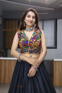 Dernier créateur de lehenga choli de couleur noire en tissu rayonne coton uni, Gota Patti et Kali travaillent pour la collection Navratri - Product Image 2