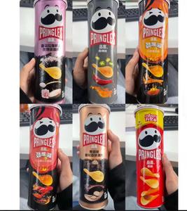 Venta al por mayor de papas fritas Pringles originales de 165g y 110g en 8 sabores, textura dura con sabor a batata salada y dulce - Product Image 6