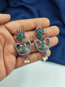 Pendientes colgantes de latón con motivo de pavo real chapado en oro antiguo, piedras coloridas elegantes para bodas y ocasiones festivas - Product Image 2