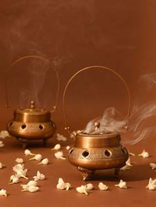 Brûleur d'encens en laiton rustique pour les amateurs de décoration vintage, offrant un aspect antique et un mouvement de fumée doux pour une ambiance chaleureuse - Product Image 6