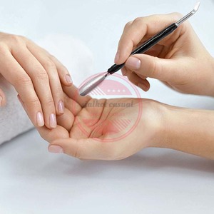 Juego de herramientas de manicura al por mayor empujador de cutículas de acero inoxidable y removedor de callos con limpiador de uñas - Product Image 4