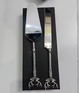 Cuchillo de latón para servir pasteles con mango cómodo, perfecto para cortar pasteles de boda y postres de cumpleaños fácilmente - Product Image 1