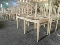 Fabrication fière de chaises vietnamiennes pour le marché mondial, offrant des solutions complètes de traitement des chaises sur demande
