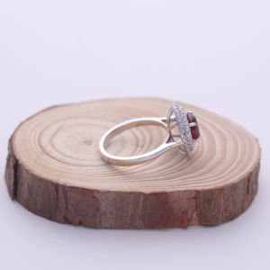 Anillo de compromiso de oro blanco, rosa y amarillo de 14 quilates con doble halo de piedras preciosas rojas cultivadas en laboratorio de 2.21 quilates y diamantes redondos para mujer - Product Image 5