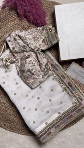 Impresionante Sari de diseñador en seda de organza pesada con hilo intrincado y trabajo de lentejuelas emparejado con una blusa a juego - Product Image 5