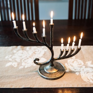 Menorah personnalisée en métal massif de style étain et or décorations de Hanoukka en relief bougeoir judaïque juif - Product Image 3