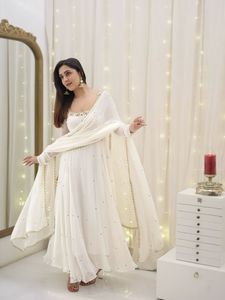 Robe Anarkali ethnique Regal avec Koti brodé et Dupatta Ensemble de fête traditionnel élégant pour femme - Product Image 2