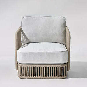 Fauteuil confortable avec un rembourrage profond et des pieds stables, conçu pour rehausser l'ambiance cosy des intérieurs. - Product Image 2