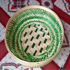 Cesta redonda de bambú tejida a mano con espiral verde y base a cuadros beige, ideal para servir, almacenar o decorar el hogar - Product Image 1