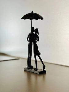 รูปปั้นโลหะคู่สไตล์โมเดิร์นดีไซน์นามธรรมที่เป็นเอกลักษณ์สำหรับการตกแต่งโต๊ะในโรงแรมและที่บ้าน - Product Image 4