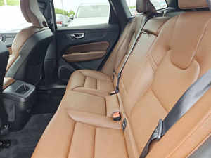 XC60 B5 2022 en perfecto estado, usado, bajo kilometraje, transmisión automática, asientos de cuero, sin accidentes y listo para enviar. - Product Image 3