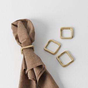 Anillo de Servilleta de Metal Moderno para Diseños de Mesa Minimalistas que Ofrece un Atractivo Elegante Durante Reuniones Familiares - Product Image 1