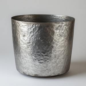 Jardinière décorative en métal brillant poli rustique parfaitement adaptée à la décoration de jardin élégante et aux besoins de style saisonnier - Product Image 2