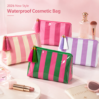 Sac cosmétique en PVC résistant à l'eau avec design rayé et décoration en pompon, fermeture éclair, organiseur de maquillage et de toilette portable pour les voyages