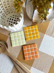 Sous-verre en mosaïque à carreaux de fabricant, carrelage en verre, dessous de verre, vaisselle, accessoires de cuisine, carré, noir et blanc, décoration d'intérieur, produit, coussin - Product Image 3