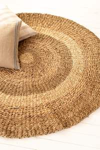 Table ronde tissée en jonc de mer faite à la main écologique avec napperon à pompon - Product Image 2