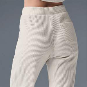 Pantalon de jogging côtelé taille haute pour femme | Jogging confortable et extensible en tissu côtelé avec cordon de serrage à la taille et aux poches - Product Image 4