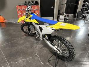 Disponible dès maintenant : Nouvelles motos de motocross RM-Z250 2025 en stock - Product Image 5