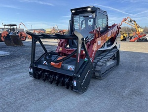 Minicargadora TAKEUCHI TL12V2 con Motor Kubota, Accesorio de Orugas y Desbrozadoras Forestales, Componentes Principales Incluidos - Product Image 4